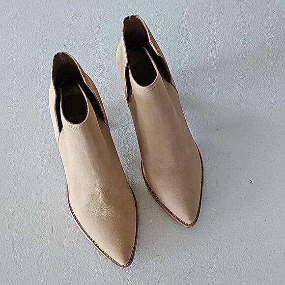 Nearly New in Box Dolce Vita Spade Booties in Dune Nubuck, Size 10 - Picture 3 of 6